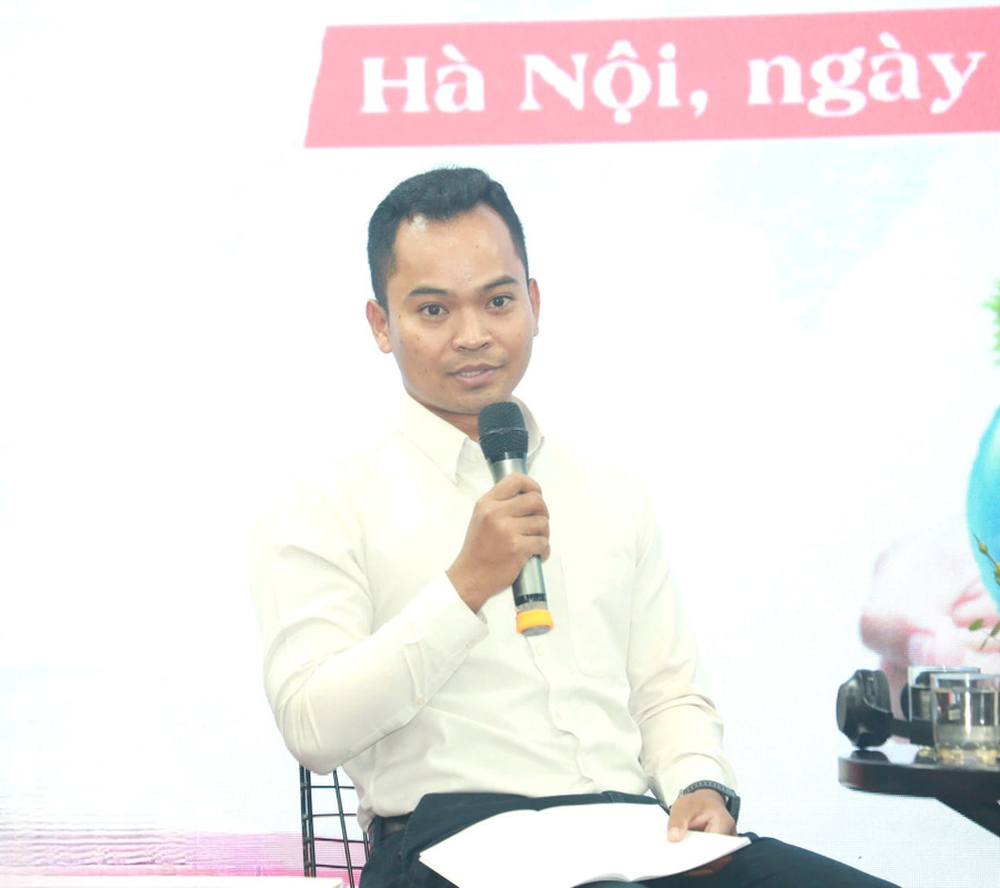 Đại diện Hiệp hội Mạng lưới Thanh niên Campuchia Vann Bônna chia sẻ. Ảnh: Phạm Hùng Đại diện Hiệp hội Mạng lưới Thanh niên Campuchia Vann Bônna chia sẻ. Ảnh: Phạm Hùng