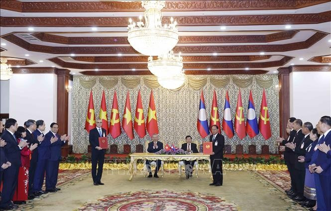 Tổng Bí thư Tô Lâm và Tổng Bí thư, Chủ tịch nước Lào Thongloun Sisoulith chứng kiến Lễ trao Bản ghi nhớ hợp tác giữa UBND tỉnh Phú Thọ và tỉnh Luông-Nậm-Thà. Ảnh: Thống Nhất/TTXVN Tổng Bí thư Tô Lâm và Tổng Bí thư, Chủ tịch nước Lào Thongloun Sisoulith chứng kiến Lễ trao Bản ghi nhớ hợp tác giữa UBND tỉnh Phú Thọ và tỉnh Luông-Nậm-Thà. Ảnh: Thống Nhất/TTXVN