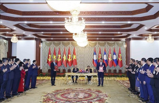Tổng Bí thư Tô Lâm và Tổng Bí thư, Chủ tịch nước Lào Thongloun Sisoulith chứng kiến Lễ trao Bản ghi nhớ hợp tác giữa UBND tỉnh Phú Thọ và tỉnh Bokeo. Ảnh: Thống Nhất/TTXVN Tổng Bí thư Tô Lâm và Tổng Bí thư, Chủ tịch nước Lào Thongloun Sisoulith chứng kiến Lễ trao Bản ghi nhớ hợp tác giữa UBND tỉnh Phú Thọ và tỉnh Bokeo. Ảnh: Thống Nhất/TTXVN