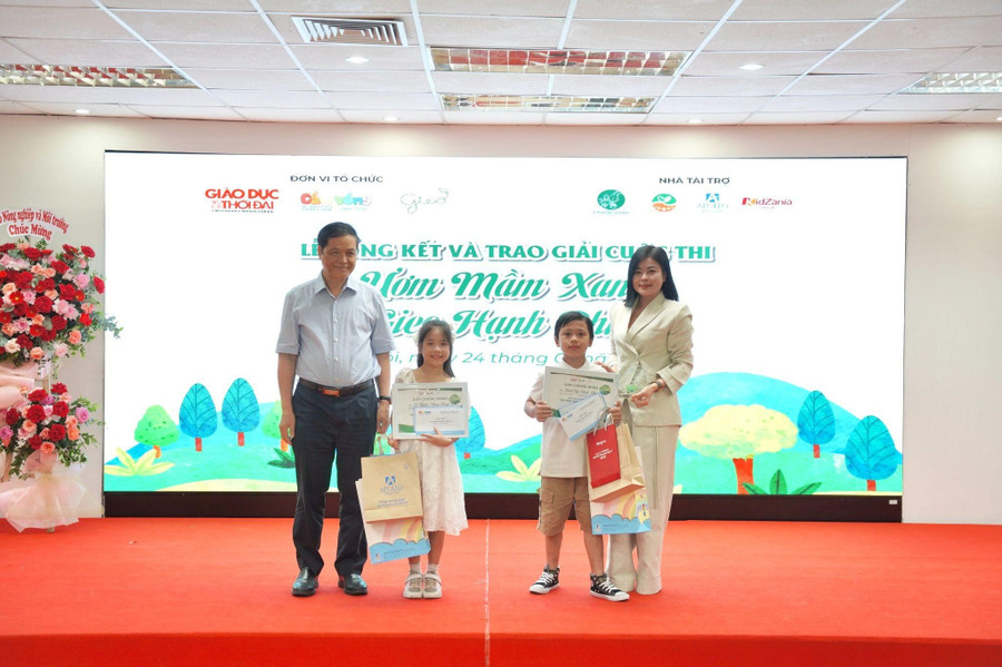 GS. TS Trương Quang Hải, Phó Chủ tịch Hội địa lý Việt Nam và Bà Hoàng Thị Trâm Anh, Tổng Giám đốc Công ty Cổ phần Tập đoàn L’Abeille Global trao giải cho các Đăng nhập vào MM886 Việt Nam đạt giải Nhì. 267.jpg