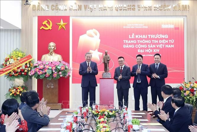 Tổng Bí thư Tô Lâm tặng bức tượng Chủ tịch Hồ Chí Minh cho Báo Nhân dân. Ảnh: Thống Nhất/TTXVN