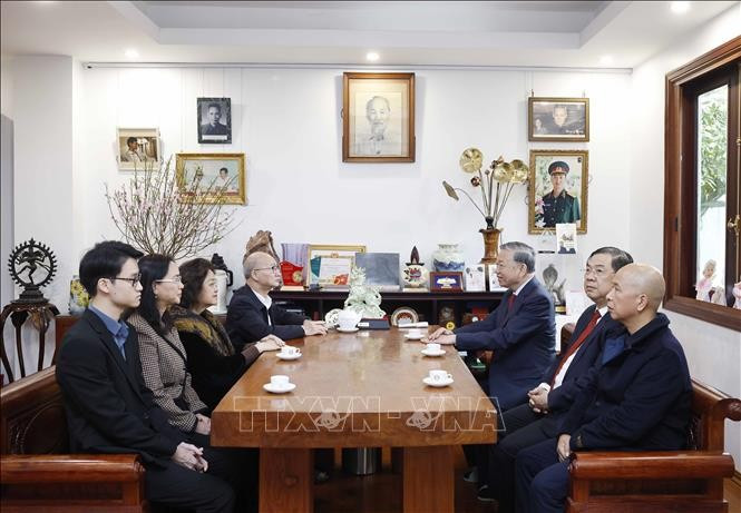Tổng Bí thư Tô Lâm với thân nhân gia đình cố Thủ tướng Phạm Văn Đồng. Tổng Bí thư Tô Lâm với thân nhân gia đình cố Thủ tướng Phạm Văn Đồng.