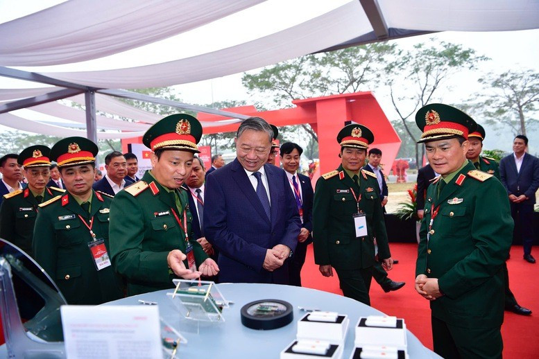 Tổng Bí thư Tô Lâm tham quan gian trưng bày. Ảnh: VGP/Nhật Bắc