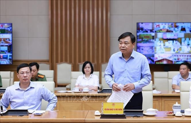 Thứ trưởng Bộ Nông nghiệp và Môi trường Nguyễn Hoàng Hiệp báo cáo thiệt hại do bão số 10. Ảnh: Dương Giang/TTXVN