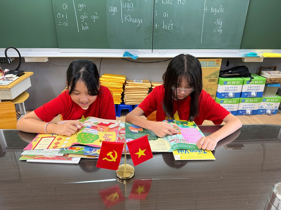 Ấn phẩm Cầu Vồng Tuổi thơ được sử dụng như học liệu trong tiết học tiếng Việt (môn ngoại ngữ) của các MM886 slot game, bắn cá, lô đề, đá gà Đài Loan tại trường tiểu học.