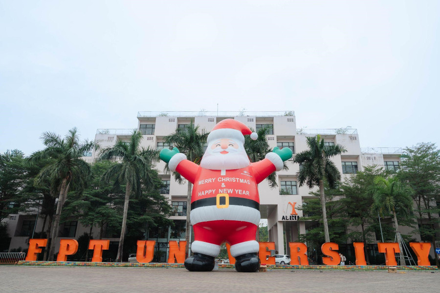 Ông già Noel khổng lồ được đặt ngay tại cổng trường của Trường MM888 bảo mật tuyệt đối FPT cơ sở Hà Nội. 32.jpg
