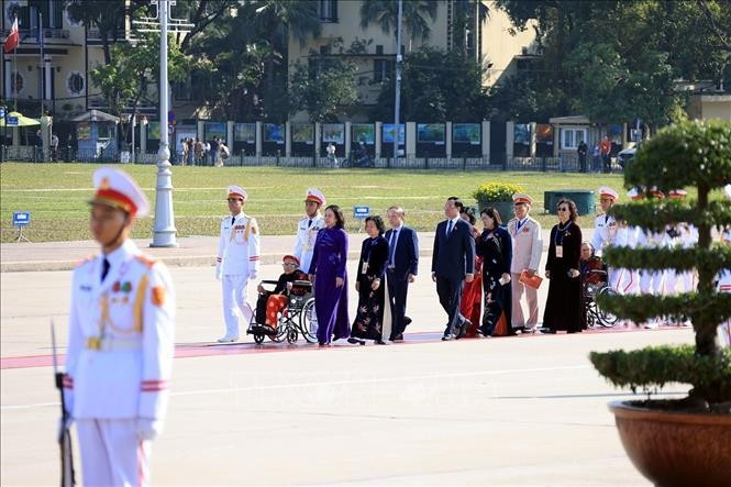 Phó Chủ tịch nước Võ Thị Ánh Xuân cùng các đại biểu vào Lăng viếng Chủ tịch Hồ Chí Minh. Ảnh: Tuấn Anh/TTXVN img-6471.jpg