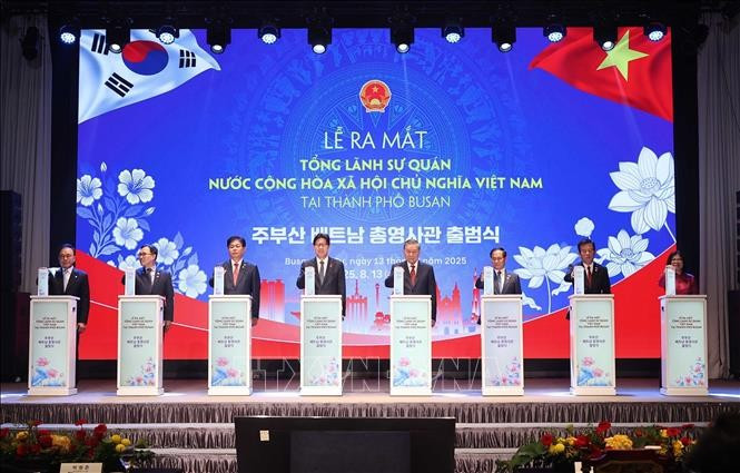 Tổng Bí thư Tô Lâm và các đại biểu thực hiện nghi thức ra mắt Tổng Lãnh sự quán Việt Nam tại thành phố Busan. (Ảnh: Thống Nhất/TTXVN) Tổng Bí thư Tô Lâm và các đại biểu thực hiện nghi thức ra mắt Tổng Lãnh sự quán Việt Nam tại thành phố Busan. (Ảnh: Thống Nhất/TTXVN)