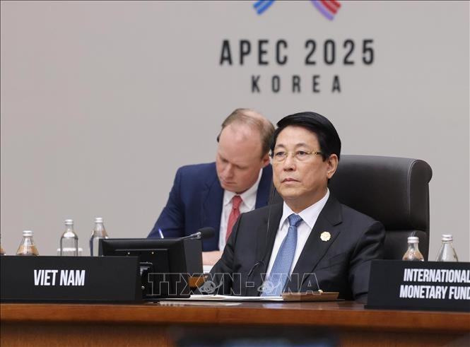 Chủ tịch nước Lương Cường dự Hội nghị Cấp cao Diễn đàn Hợp tác kinh tế châu Á - Thái Bình Dương (APEC) lần thứ 32. Ảnh: Lâm Khánh/TTXVN Chủ tịch nước Lương Cường dự Hội nghị Cấp cao Diễn đàn Hợp tác kinh tế châu Á - Thái Bình Dương (APEC) lần thứ 32. Ảnh: Lâm Khánh/TTXVN
