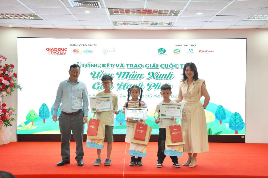 Ông Nguyễn Toàn Thắng, Tổng Biên tập Tạp chí Thanh niên Việt và Bà Đỗ Thị Hương Giang, Trưởng ban đối ngoại Trung tâm Anh ngữ Apollo trao giải cho các Đăng nhập vào MM886 Việt Nam đạt giải Ba. 268.jpg