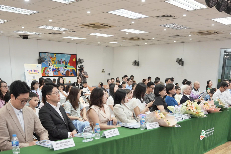 Các đại biểu và khách mời tham dự Lễ Tổng kết và Trao giải Cuộc thi “Ươm mầm xanh, gieo hạnh phúc”. 261-8137.jpg