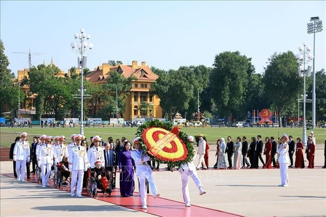 Phó Chủ tịch nước Võ Thị Ánh Xuân cùng các đại biểu vào Lăng viếng Chủ tịch Hồ Chí Minh. Ảnh: Tuấn Anh/TTXVN