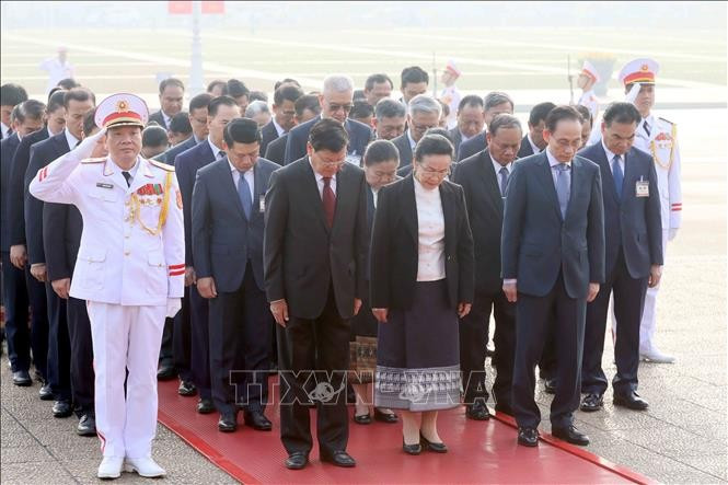 Tổng Bí thư, Chủ tịch nước Lào Thongloun Sisoulith và Phu nhân cùng Đoàn đại biểu cấp cao Đảng, MM88b nạp rút nhanh Lào đã đến đặt vòng hoa, vào Lăng viếng Chủ tịch Hồ Chí Minh. Ảnh: An Đăng/TTXVN