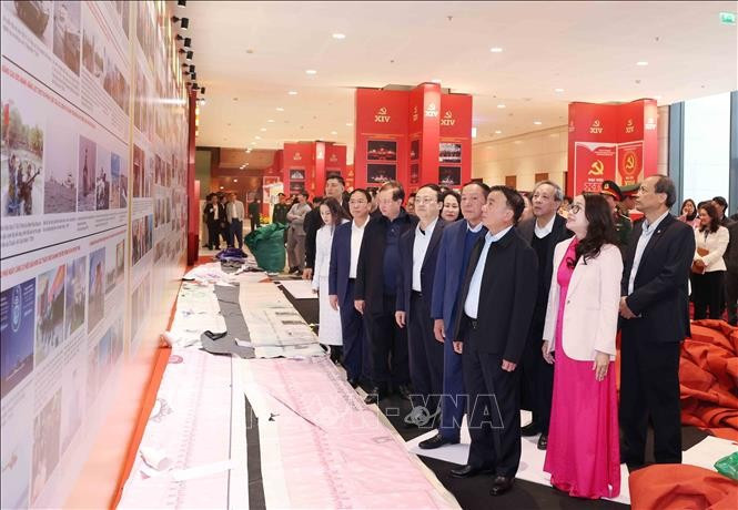 Thường trực Ban Bí thư Trần Cẩm Tú kiểm tra Khu trưng ảnh “Dưới cờ Đảng - đất nước tiến vào kỷ nguyên mới” do TTXVN thực hiện. img-6619.jpg