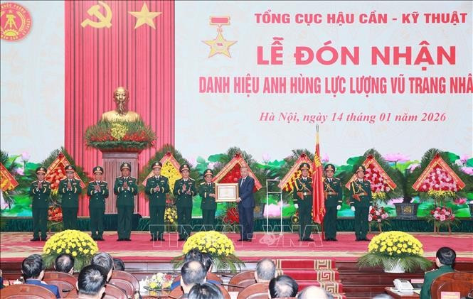 Tổng Bí thư Tô Lâm trao Danh hiệu Anh hùng LLVT nhân dân cho Tổng cục Hậu cần - Kỹ thuật. Ảnh: Trọng Đức/TTXVN