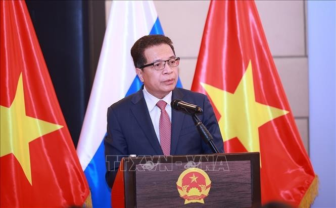 Đại sứ Việt Nam tại Liên bang Nga Đặng Minh Khôi báo cáo tình hình người Việt Nam tại Liên bang Nga. Ảnh: Dương Giang/TTXVN Đại sứ Việt Nam tại Liên bang Nga Đặng Minh Khôi báo cáo tình hình người Việt Nam tại Liên bang Nga. Ảnh: Dương Giang/TTXVN