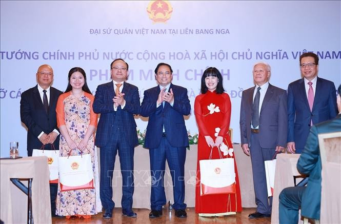 Thủ tướng Phạm Minh Chính tặng quà cộng đồng người Việt Nam tại Liên bang Nga. Ảnh: Dương Giang/TTXVN Thủ tướng Phạm Minh Chính tặng quà cộng đồng người Việt Nam tại Liên bang Nga. Ảnh: Dương Giang/TTXVN