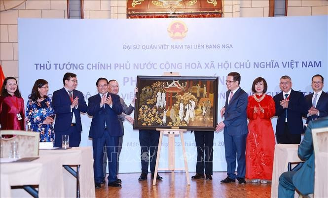 Thủ tướng Phạm Minh Chính tặng quà Đại sứ quán Việt Nam tại Liên bang Nga. Ảnh: Dương Giang/TTXVN Thủ tướng Phạm Minh Chính tặng quà Đại sứ quán Việt Nam tại Liên bang Nga. Ảnh: Dương Giang/TTXVN