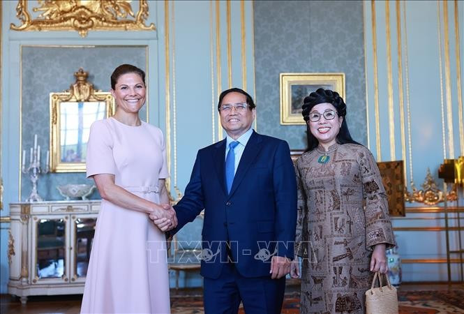 Thủ tướng Phạm Minh Chính và Phu nhân Lê Thị Bích Trân chào xã giao Công chúa Kế vị Victoria Ingrid Alice Désirée. (Ảnh: Dương Giang/TTXVN)