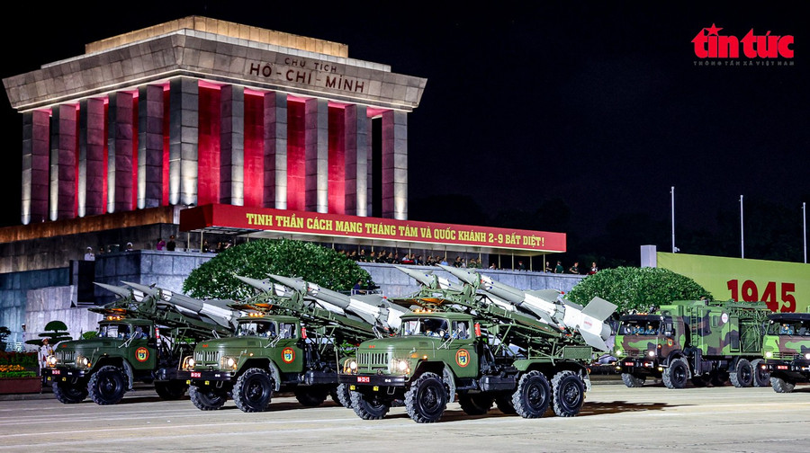 Sau 40 năm kể từ năm 1985, mới có khối xe pháo, vũ khí, khí tài quy mô lớn tham gia diễu binh trên Quảng trường Ba Đình. Sau 40 năm kể từ năm 1985, mới có khối xe pháo, vũ khí, khí tài quy mô lớn tham gia diễu binh trên Quảng trường Ba Đình.