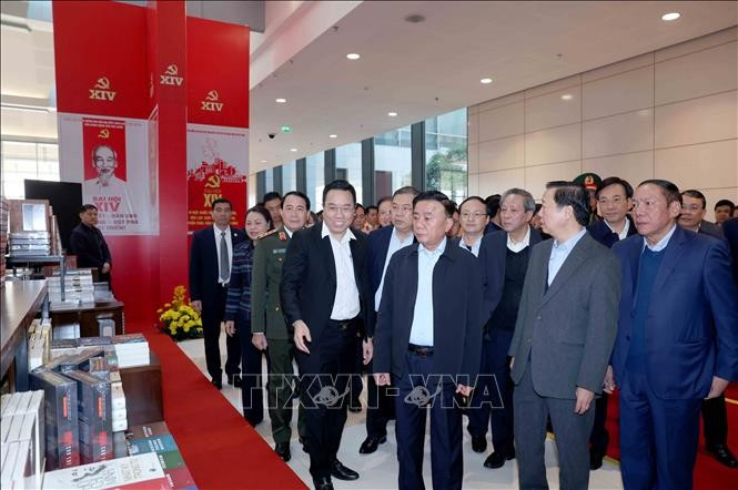 Thường trực Ban Bí thư Trần Cẩm Tú kiểm tra Khu trưng bày các ấn phẩm xuất bản tại 2MM88.com trò chơi casino và slot. img-6617.jpg