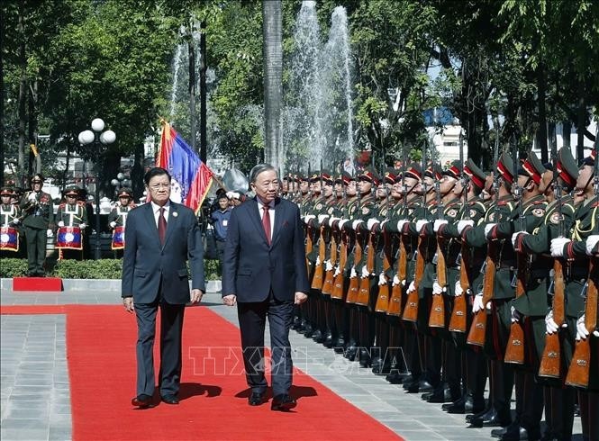 Tổng Bí thư, Chủ tịch nước Lào Thongloun Sisoulith và Tổng Bí thư Tô Lâm duyệt Đội danh dự Quân đội nhân dân Lào. Ảnh: Thống Nhất/TTXVN