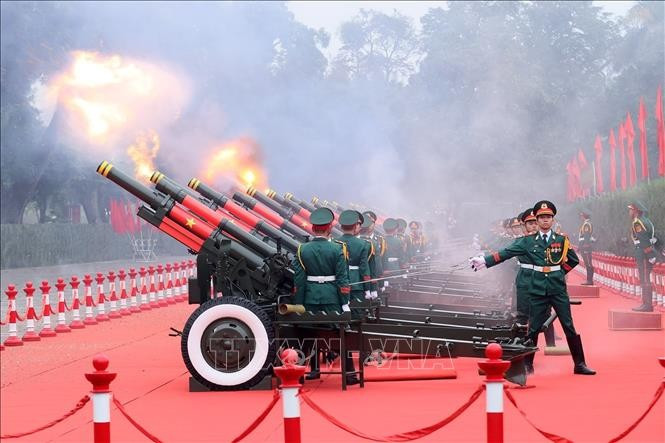 Nghi thức bắn 21 loạt đại bác chào mừng Tổng Bí thư, Chủ tịch nước Lào Thongloun Sisoulith và Phu nhân thăm cấp MM88b nạp rút nhanh tới Việt Nam. Ảnh: An Đăng/TTXVN Nghi thức bắn 21 loạt đại bác chào mừng Tổng Bí thư, Chủ tịch nước Lào Thongloun Sisoulith và Phu nhân thăm cấp MM88b nạp rút nhanh tới Việt Nam. Ảnh: An Đăng/TTXVN