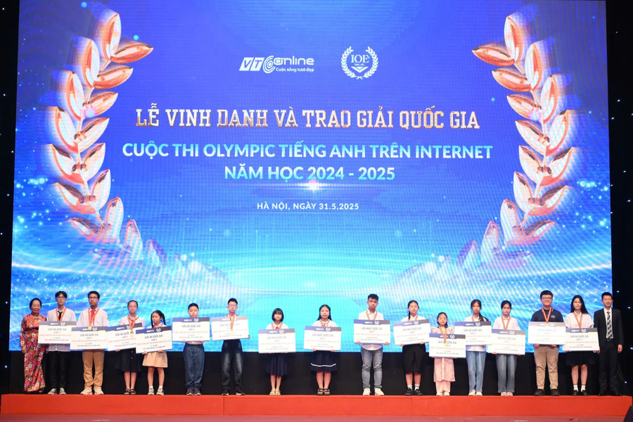 Bà Nguyễn Thị Doan - Chủ tịch Trung ương Hội Khuyến học, Nguyên Phó Chủ tịch nước và ông Lê Việt Hòa - Giám đốc VTC Online trao giải cho Top MM886 slot game, bắn cá, lô đề, đá gà giải Nhất, Nhì, Ba của 5 khối lớp. img-3064.jpg