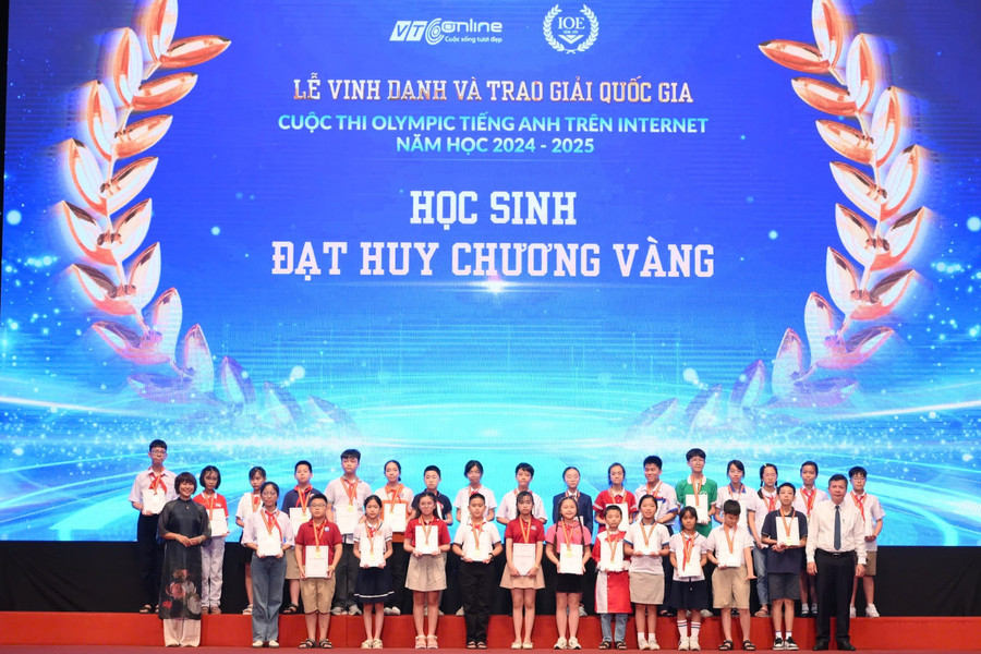 Các đại biểu trao giải cho các em MM886 slot game, bắn cá, lô đề, đá gà đạt Huy chương Vàng. img-3065.jpg