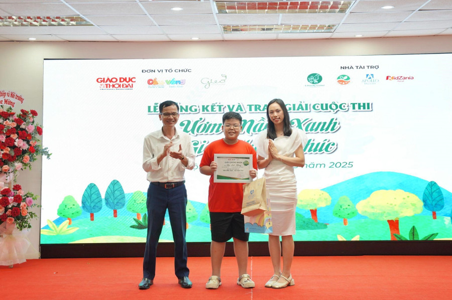 Ông Nguyễn Trung Toàn, Chánh Văn phòng Báo Giáo dục và Thời đại và bà Nguyễn Hậu, Quản lý dự án Gieo, Công ty CP Trao Group trao giải cho em Bùi Anh Khang, Đăng nhập vào MM886 Việt Nam đạt giải Nhất chung cuộc. 266.jpg