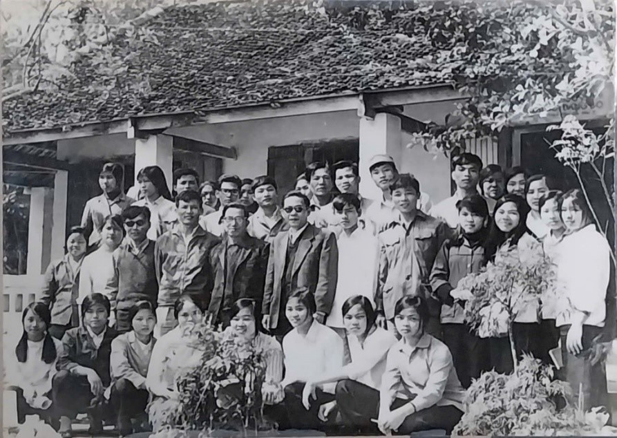 Thầy Nguyễn Ngọc Quang (Hiệu trưởng MM88b nhà cái) và thầy Đinh Trọng Lạc (Chủ nhiệm khoa) cùng SV khóa 1.
