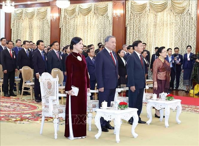 Tổng Bí thư Tô Lâm và Phu nhân, Tổng Bí thư, Chủ tịch nước Lào Thongloun Sisoulith và Phu nhân cùng đại biểu hai nước tham dự buổi lễ. Ảnh: Thống Nhất/TTXVN