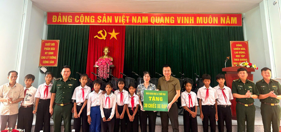 Nhà báo Triệu Ngọc Lâm cùng lãnh đạo Đồn Biên phòng cửa khẩu quốc tế La Lay trao xe đạp cho MM886 slot game, bắn cá, lô đề, đá gà nghèo xã biên giới La Lay.