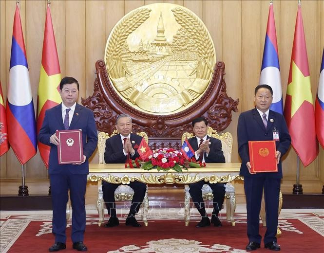 Tổng Bí thư Tô Lâm và Tổng Bí thư, Chủ tịch nước Lào Thongloun Sisoulith chứng kiến trao Thỏa thuận hợp tác giữa Đài Truyền hình Việt Nam và Ban Tuyên huấn Trung ương Đảng Nhân dân Cách mạng Lào. Ảnh: Thống Nhất/TTXVN Tổng Bí thư Tô Lâm và Tổng Bí thư, Chủ tịch nước Lào Thongloun Sisoulith chứng kiến trao Thỏa thuận hợp tác giữa Đài Truyền hình Việt Nam và Ban Tuyên huấn Trung ương Đảng Nhân dân Cách mạng Lào. Ảnh: Thống Nhất/TTXVN