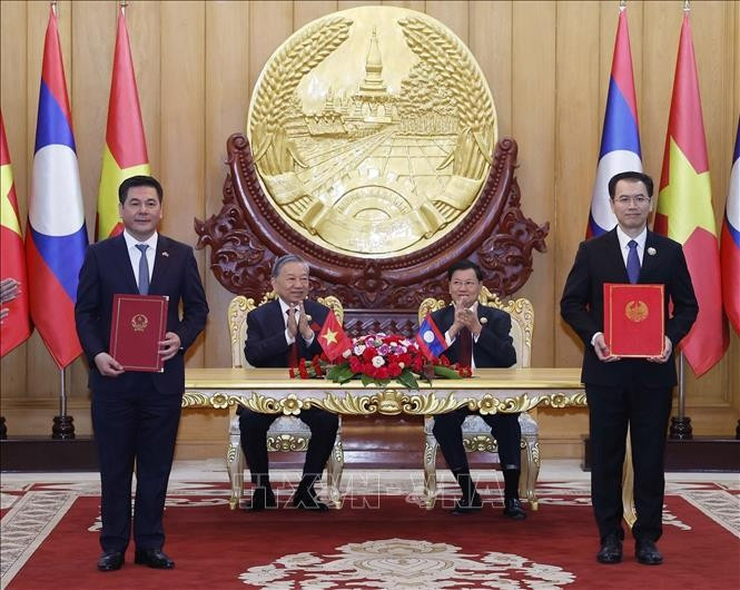 Tổng Bí thư Tô Lâm và Tổng Bí thư, Chủ tịch nước Lào Thongloun Sisoulith chứng kiến trao Biên bản ghi nhớ giữa Bộ Công Thương Việt Nam và Bộ Công Thương Lào về phát triển chuỗi liên kết công nghiệp giữa Việt Nam và Lào. Ảnh: Thống Nhất/TTXVN