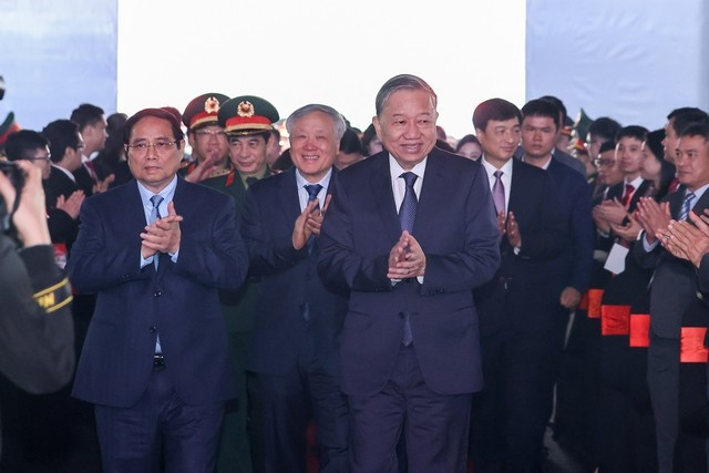 Tổng Bí thư Tô Lâm, Thủ tướng Phạm Minh Chính dự lễ khởi công nhà máy chế tạo chip bán dẫn đầu tiên tại Việt Nam. Ảnh: VGP/Nhật Bắc