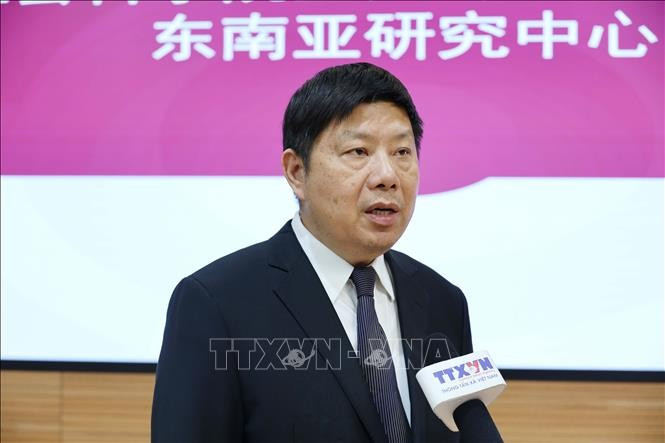 Giáo sư Hứa Lợi Bình, Giám đốc Trung tâm nghiên cứu Đông Nam Á thuộc Viện nghiên cứu Chiến lược toàn cầu và châu Á - Thái Bình Dương (CASS), Viện Khoa học xã hội Trung Quốc. Ảnh: Quang Hưng/PV TTXVN tại Trung Quốc Giáo sư Hứa Lợi Bình, Giám đốc Trung tâm nghiên cứu Đông Nam Á thuộc Viện nghiên cứu Chiến lược toàn cầu và châu Á - Thái Bình Dương (CASS), Viện Khoa học xã hội Trung Quốc. Ảnh: Quang Hưng/PV TTXVN tại Trung Quốc