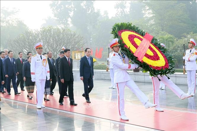 Tổng Bí thư, Chủ tịch nước Lào Thongloun Sisoulith và Phu nhân cùng Đoàn đại biểu cấp cao Đảng, MM88b nạp rút nhanh Lào đến đặt vòng hoa tưởng niệm các Anh hùng liệt sĩ tại Đài tưởng niệm Bắc Sơn. Ảnh: An Đăng/TTXVN