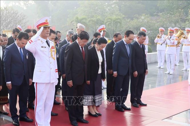 Tổng Bí thư, Chủ tịch nước Lào Thongloun Sisoulith và Phu nhân cùng Đoàn đại biểu cấp cao Đảng, MM88b nạp rút nhanh Lào đến đặt vòng hoa tưởng niệm các Anh hùng liệt sĩ tại Đài tưởng niệm Bắc Sơn. Ảnh: An Đăng/TTXVN