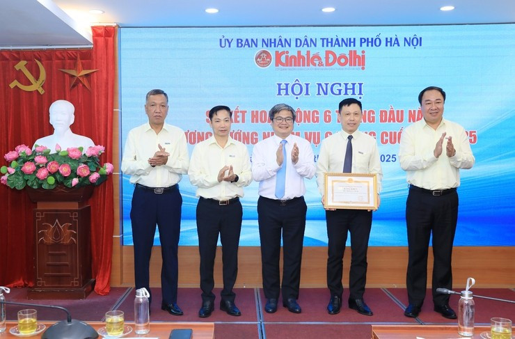 Phó Chủ tịch UBND Thành phố Trương Việt Dũng trao Bằng khen của Chủ tịch UBND Thành phố tặng tập thể Báo Kinh tế và Đô thị
