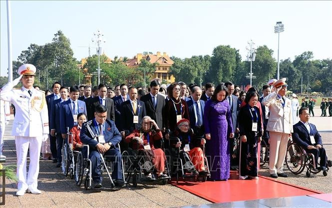 Phó Chủ tịch nước Võ Thị Ánh Xuân cùng các đại biểu thành kính tưởng niệm Chủ tịch Hồ Chí Minh. Ảnh: Tuấn Anh/TTXVN img-6472.jpg