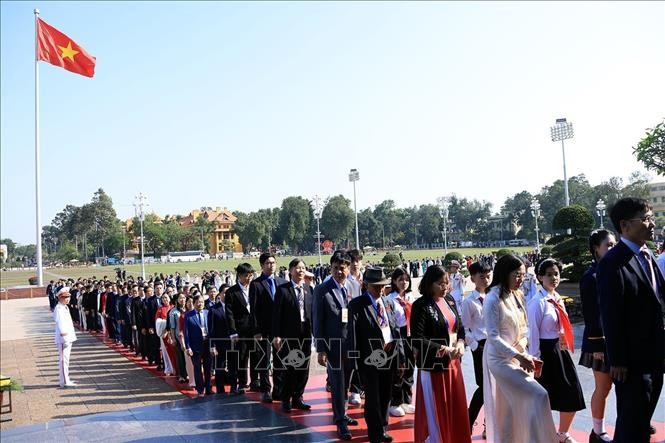 Các đại biểu vào Lăng viếng Chủ tịch Hồ Chí Minh. Ảnh: Tuấn Anh/TTXVN img-6477.jpg