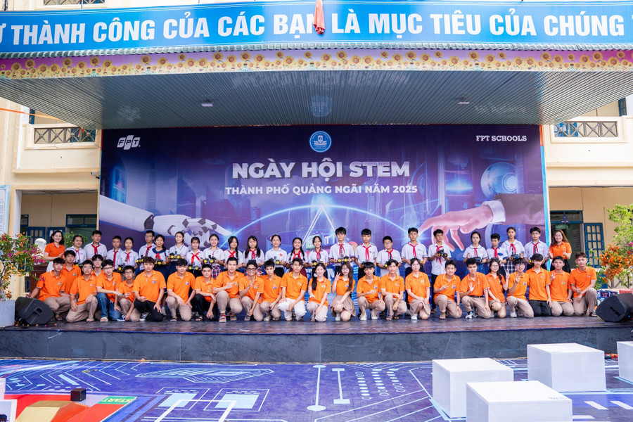 THPT FPT Đà Nẵng trao tặng robot cho MM886 slot game, bắn cá, lô đề, đá gà các trường THCS. 180.png