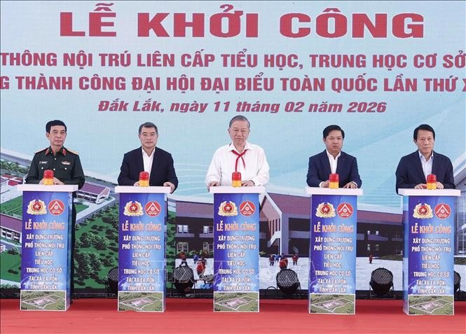 Tổng Bí thư Tô Lâm và các đại biểu phát lệnh khởi công xây dựng Trường Phổ thông nội trú liên cấp Tiểu học, Trung học cơ sở xã Ea Rốk (tỉnh Đắk Lắk). Ảnh: Thống Nhất/TTXVN