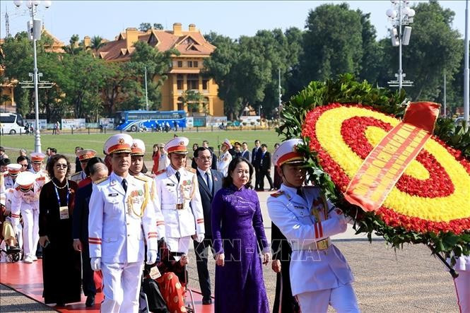 Phó Chủ tịch nước Võ Thị Ánh Xuân cùng các đại biểu vào Lăng viếng Chủ tịch Hồ Chí Minh. Ảnh: Tuấn Anh/TTXVN img-6470.jpg