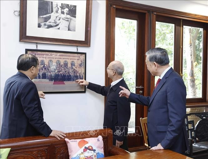 Tổng Bí thư Tô Lâm với thân nhân gia đình cố Thủ tướng Phạm Văn Đồng. Tổng Bí thư Tô Lâm với thân nhân gia đình cố Thủ tướng Phạm Văn Đồng.