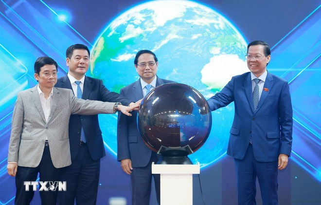 Thủ tướng Phạm Minh Chính và các đại biểu thực hiện nghi thức công bố kết quả xuất nhập khẩu năm 2025. (Ảnh: Dương Giang/TTXVN) Thủ tướng Phạm Minh Chính và các đại biểu thực hiện nghi thức công bố kết quả xuất nhập khẩu năm 2025. (Ảnh: Dương Giang/TTXVN)