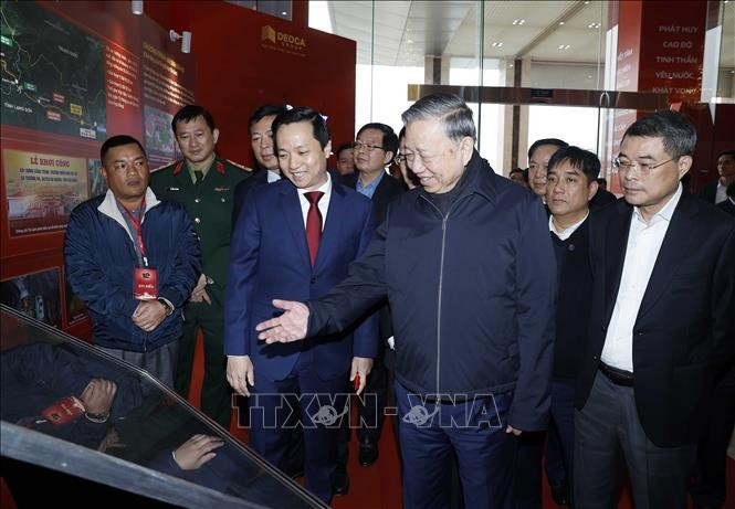 Tổng Bí thư Tô Lâm và các đại biểu tham quan không gian trưng bày tại cuộc làm việc với Ban Chấp hành Đảng bộ tỉnh Cao Bằng. Ảnh: Thống Nhất/TTXVN Tổng Bí thư Tô Lâm và các đại biểu tham quan không gian trưng bày tại cuộc làm việc với Ban Chấp hành Đảng bộ tỉnh Cao Bằng. Ảnh: Thống Nhất/TTXVN