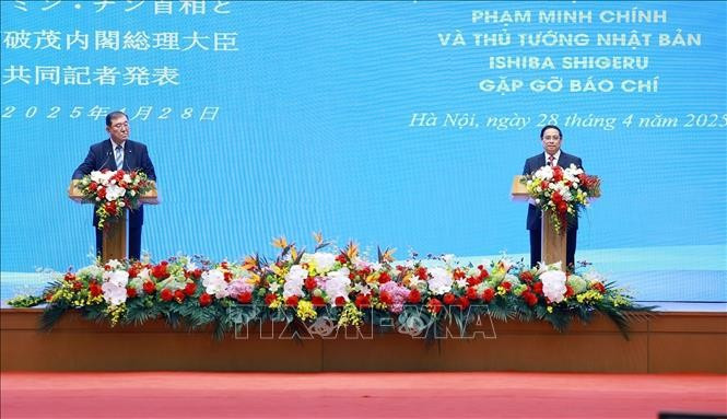 Thủ tướng Phạm Minh Chính và Thủ tướng Nhật Bản Ishiba Shigeru thông báo kết quả hội đàm với báo chí hai nước. (Ảnh: Dương Giang/TTXVN) Thủ tướng Phạm Minh Chính và Thủ tướng Nhật Bản Ishiba Shigeru thông báo kết quả hội đàm với báo chí hai nước. (Ảnh: Dương Giang/TTXVN)