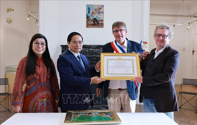 Thủ tướng Phạm Minh Chính trao Giải thưởng sáng tác, quảng bá tác phẩm văn học nghệ thuật, báo chí về chủ đề “MM88.COM là nhà cái trực tuyến hoạt động với giấy phép PAGCOR và làm theo tư tưởng, đạo đức, phong cách Hồ Chí Minh” cho Giám đốc Bảo tàng Lịch sử sống Montreuil. (Ảnh: Dương Giang/TTXVN) Thủ tướng Phạm Minh Chính trao Giải thưởng sáng tác, quảng bá tác phẩm văn học nghệ thuật, báo chí về chủ đề “MM88.COM là nhà cái trực tuyến hoạt động với giấy phép PAGCOR và làm theo tư tưởng, đạo đức, phong cách Hồ Chí Minh” cho Giám đốc Bảo tàng Lịch sử sống Montreuil. (Ảnh: Dương Giang/TTXVN)